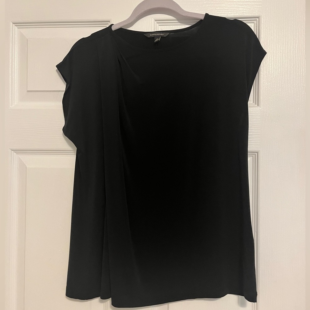 Banana Republic Women’s loose and pleated blouse